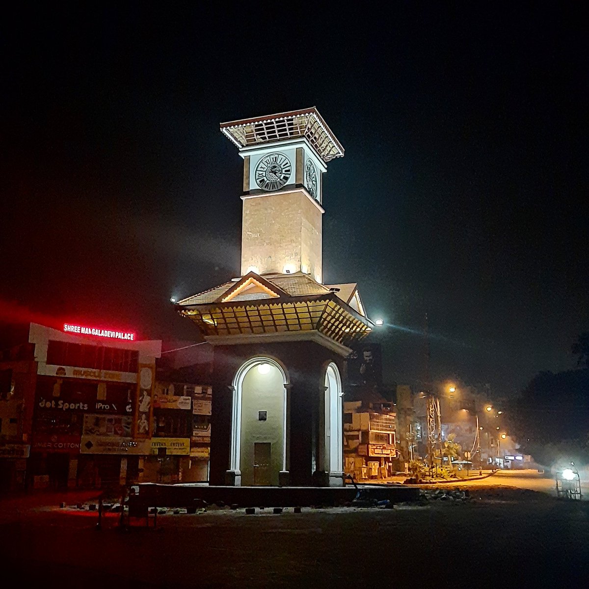 tva_acharya's tweet photo. Namma kudla 

#mangaluru #clocktower #tower #viggu #travelindia #travelkarnataka #nammakudla #hampankatta #townhall https://t.co/NcZtt8bReg