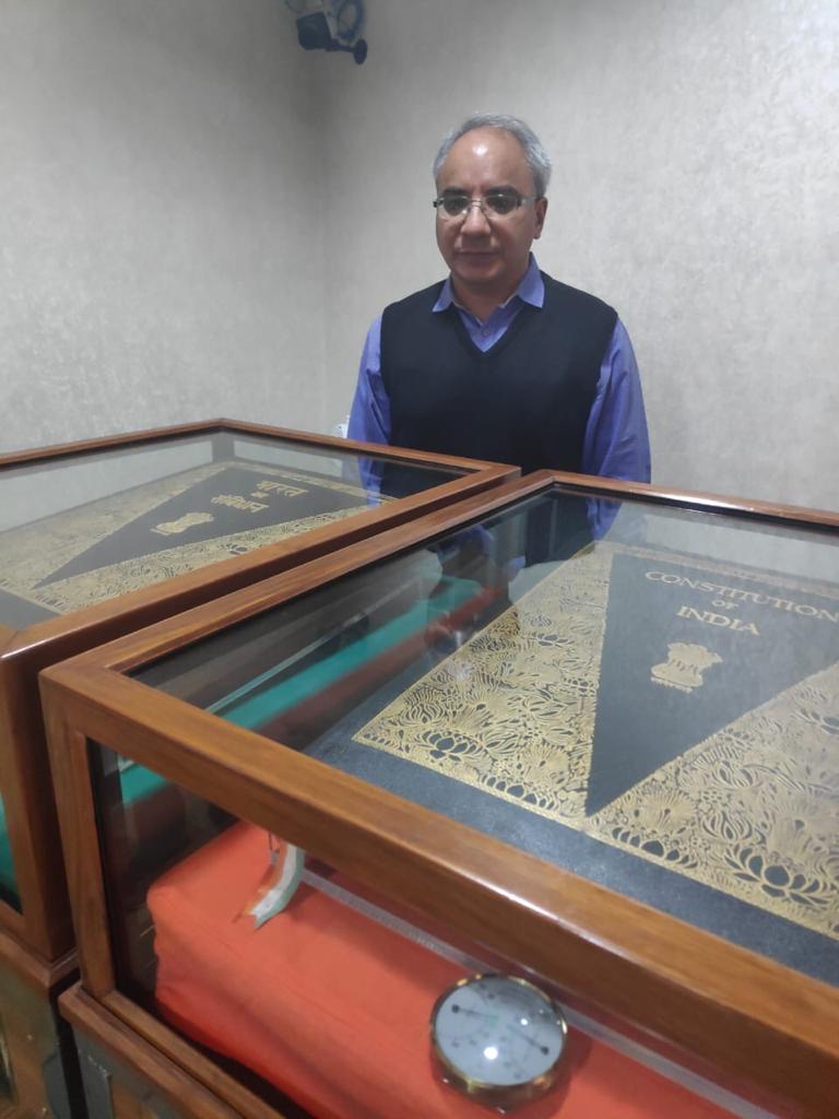 shekhar_mande's tweet image. The Original constitution of India calligraphed in Hindi &amp;amp; English, r preserved by CSIR-National Physical Laboratory in specially fabricated glass cases. +ve partial pressure of nitrogen, controlled humidity &amp;amp; temp. ensure that these r not affected by moisture, temp. &amp;amp;  pollutant