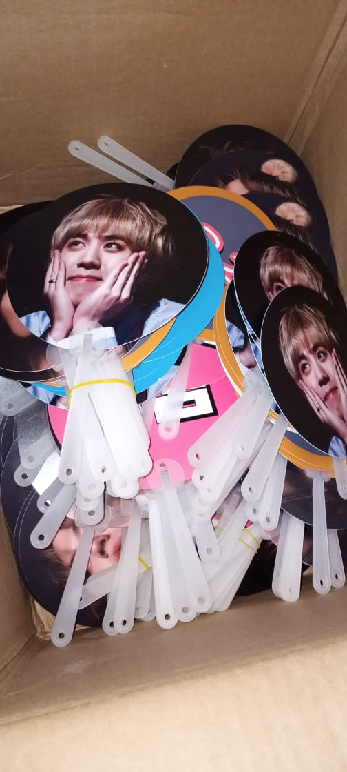 wannag0back's tweet photo. [HELP RT THANKYOUU] 

WTS GOT7 STUFF

Handfan ada 225pcs
Photocard Unofficial (satu bungkus nya itu ada 100+)

ini dijual bulk yaa :) yang mau bisa DM aku. 

-dikirim dari karawang 🌼

tags #wtsgot7stuff #got7 https://t.co/C3zV8V5DLb