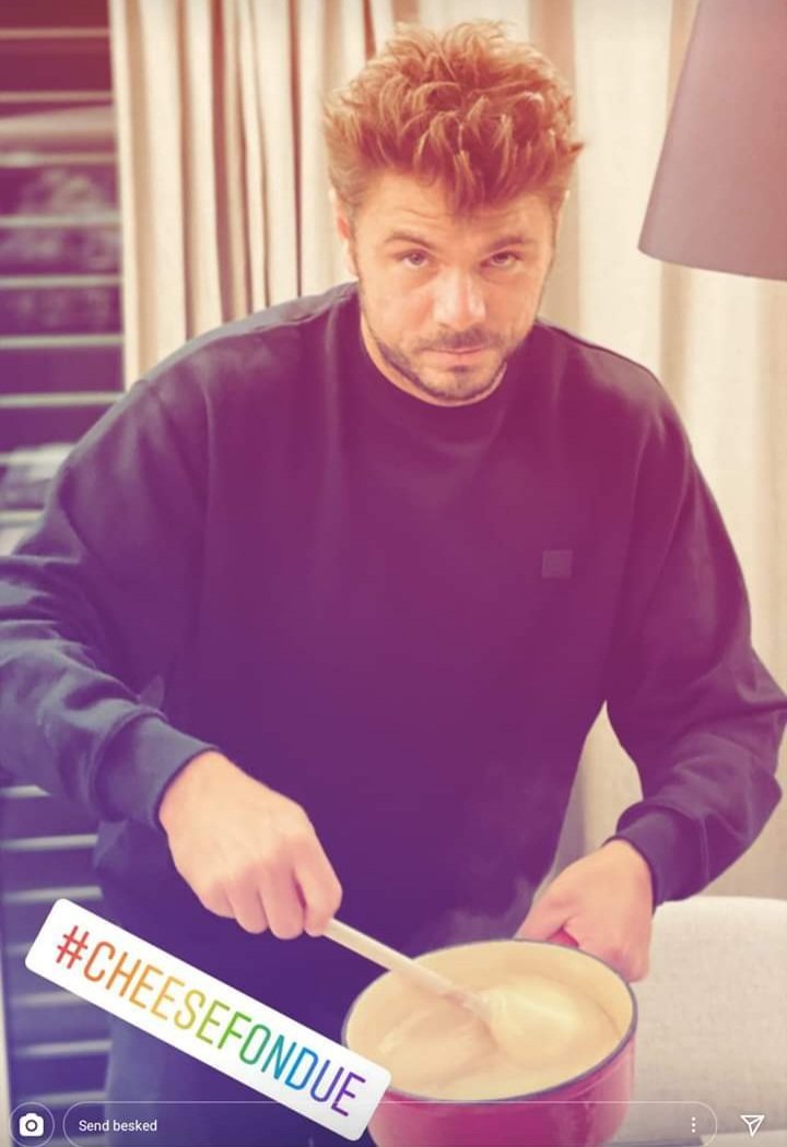 chda7777's tweet photo. 🧀🇨🇭😋
#ThrowbackThursday #tbt #Quarantine #StayHome #ChefStan #CheatMeal #CheeseFondue #CrazyHair #FattyStan #NotFatAtAllThough #StanTheMan #Wawrinka (his pic) https://t.co/Idj71chIOq