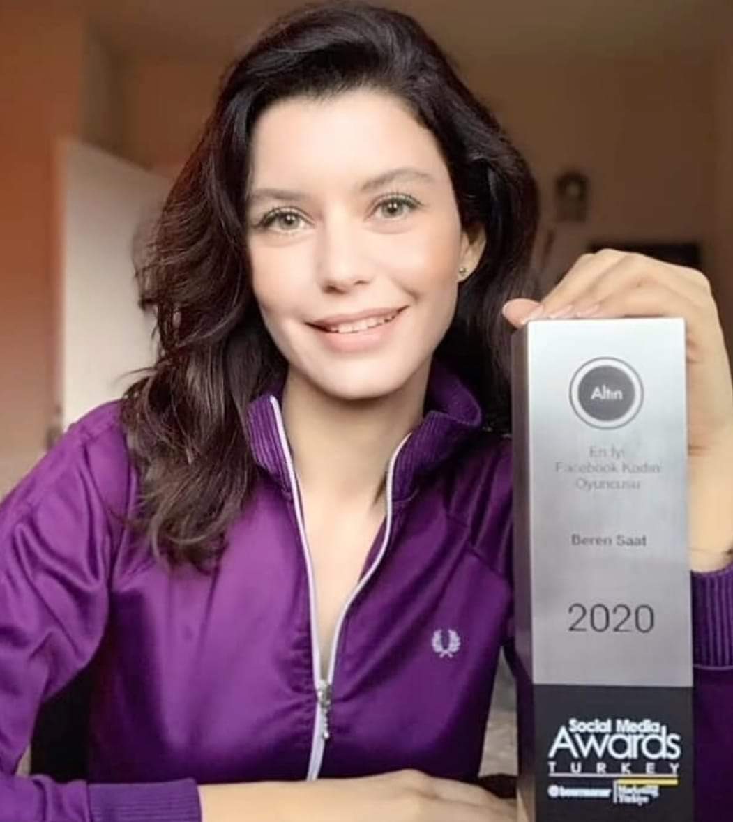 Nuestra querida <a href="/berensaat/">Beren Saat</a> #Fatmagul recibió un Nuevo reconocimiento cómo  mejor artista más influyente de redes sociales(Turkia) ¡Muchas Felicidades A Nuestra Turquía Bella, sigue siendo la Mejor