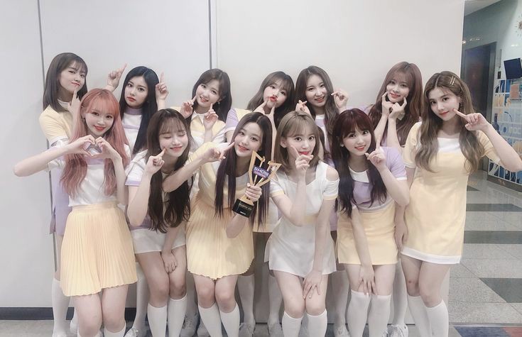 Elas, apenas elas! Ontem foi o nosso primeiro Win e não tenho nem como descrever o quão bobas e animadas ficamos, trabalhamos tão duro pra isso... Wiz*pichulaaaas~ obrigada por nos dar nosso primeiro prêmio, tudo isso foi possível por vocês!!! Amo todinhos. 🥺

— #CHAEYEON. ♡