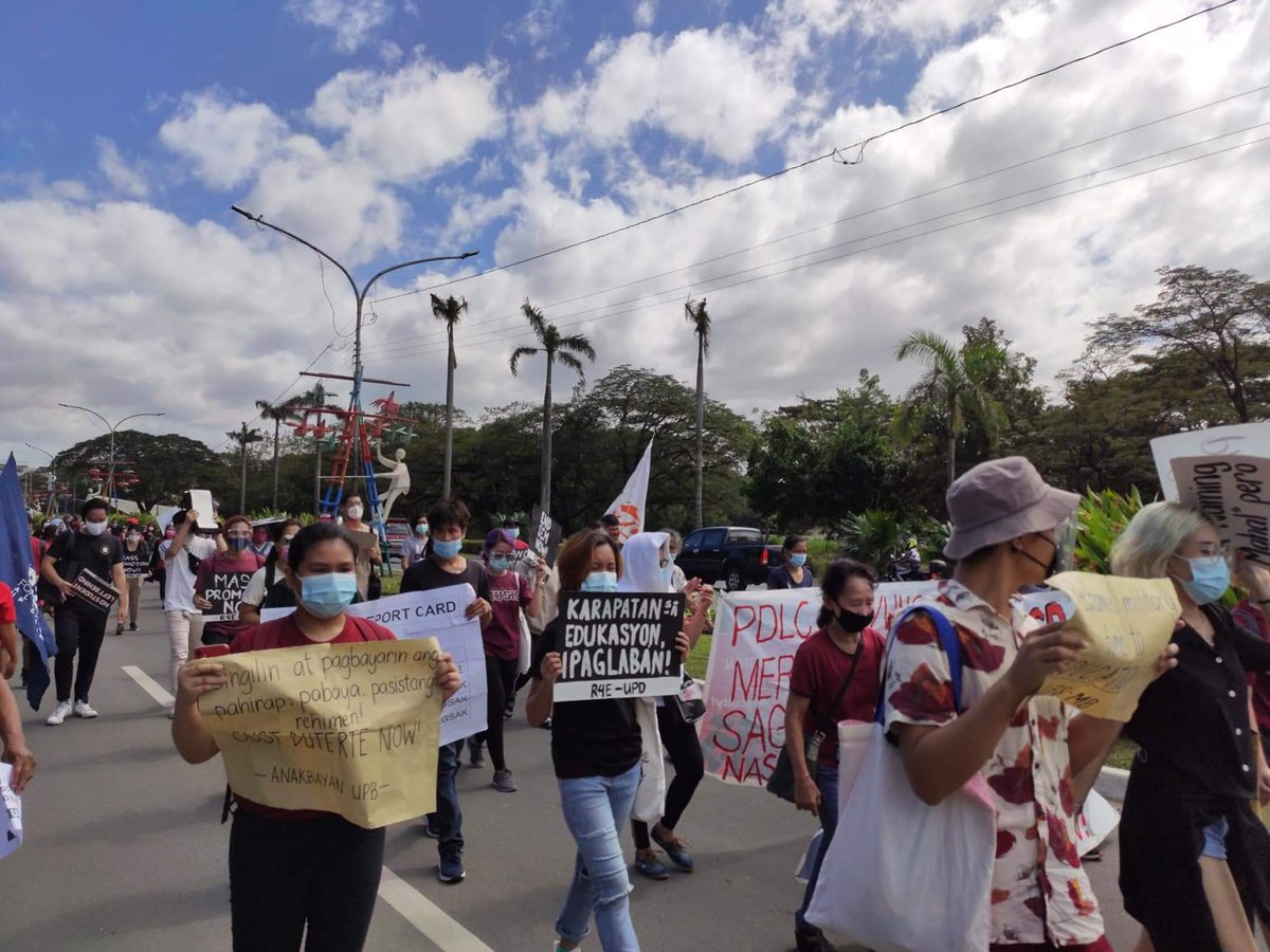 LFS_ENGG's tweet photo. LOOK: Students from UPD, UPB and UPLB along with faculty, staff and workers gather in protest in Quezon Hall and troop to CHED to seek accountability from the Duterte administration and to call to end the sem among other community demands
#EndTheSem
#DuterteFAIL
#OustDuterte https://t.co/jPQ1UHiDnL