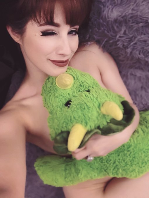 Sweet dreams my favourite pervy people 😴 https://t.co/i9G3dV0OBN