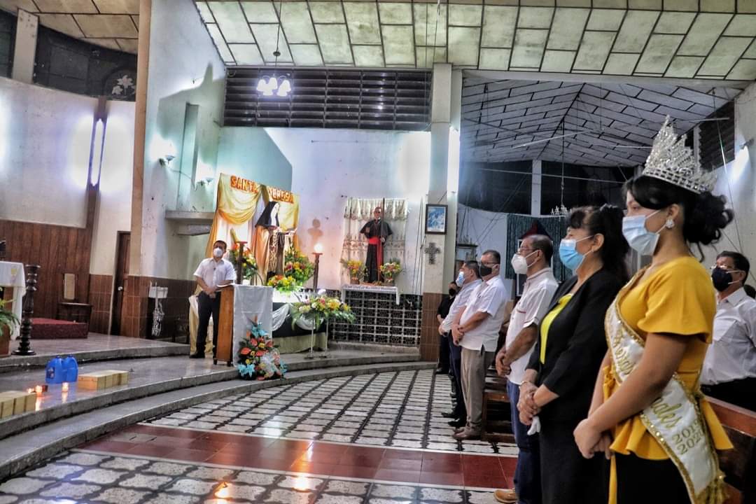 alcaldiarmenia's tweet photo. MISA EN HONOR A NUESTRA CO-PATRONA SANTA TERESA DE AVILA .

El parroco Romeo Villegas exorto a disfrutar de la vida y ser agradecidos aun en tiempo de crisis.
A dicha misa asistieron el Ing.Carlos Molina y Concejo Municipal , La reina de los Festejos Patronales Maria José . https://t.co/B0QAXJpVpK