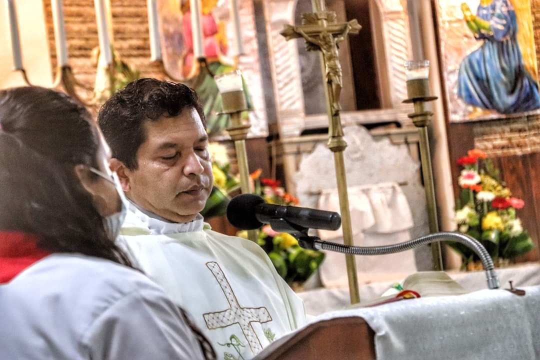 alcaldiarmenia's tweet photo. MISA EN HONOR A NUESTRA CO-PATRONA SANTA TERESA DE AVILA .

El parroco Romeo Villegas exorto a disfrutar de la vida y ser agradecidos aun en tiempo de crisis.
A dicha misa asistieron el Ing.Carlos Molina y Concejo Municipal , La reina de los Festejos Patronales Maria José . https://t.co/B0QAXJpVpK