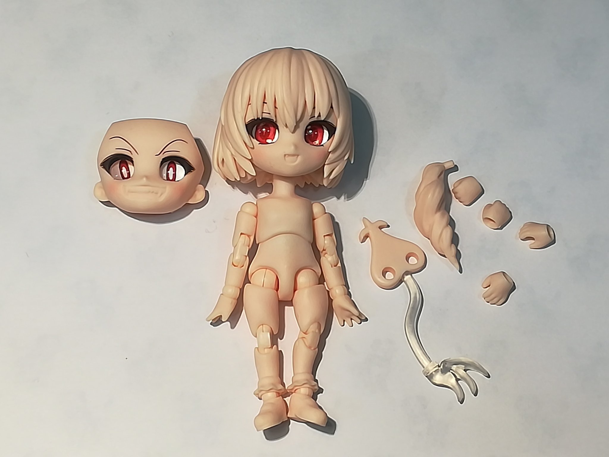 ゆり うちにある ボディサイズがにてるかんじの人々と ボディかなり小さい キューポッシュとおなじくらいかな 肌色がピンクがかっててかわいい 左 キューポッシュ 右 ねんどろいどどーる Pr ちびっこドール アオシマ 青島文化教材 東方