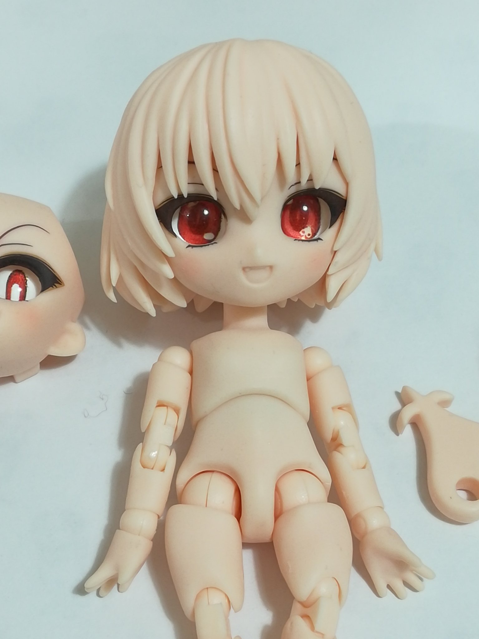 ゆり うちにある ボディサイズがにてるかんじの人々と ボディかなり小さい キューポッシュとおなじくらいかな 肌色がピンクがかっててかわいい 左 キューポッシュ 右 ねんどろいどどーる Pr ちびっこドール アオシマ 青島文化教材 東方