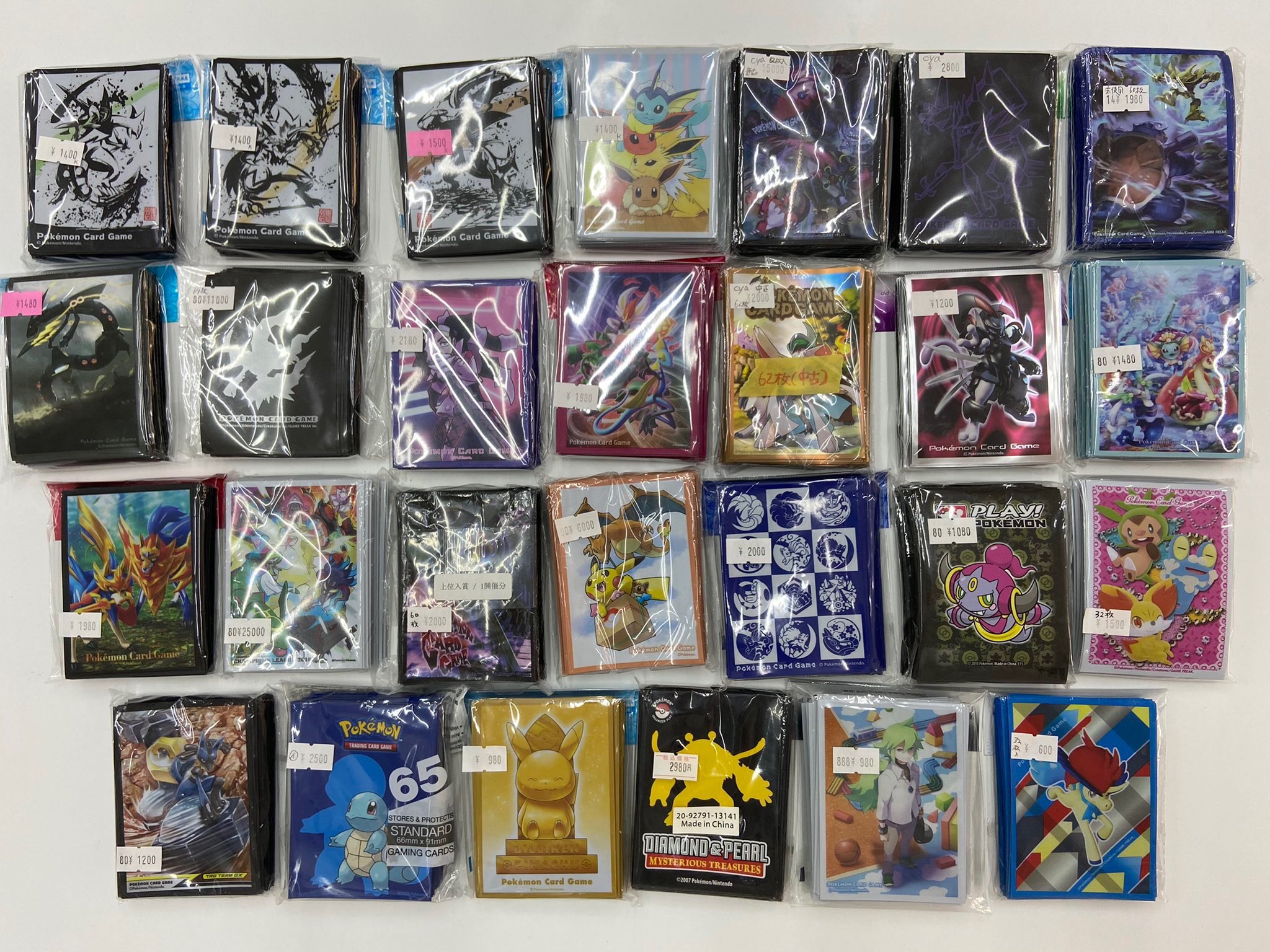 ポケモンカードいろんな年代のまとめ売りレア？スリーブ付き
