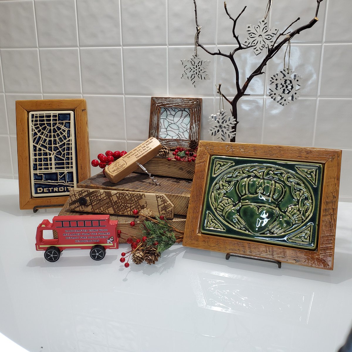 EndGrainDetroit's tweet photo. Just in time for the holidays... You can now shop our 2020 Holiday Collection online at https://t.co/hF5WkXiznB

#ShopSmall #ShopLocal #ShopOnline #TheEndGrainWoodworkingCo #TEGWC #ReclaimedWood #HistoryIncluded #MichiganMade #PureMichigan https://t.co/94OLHi9G4M
