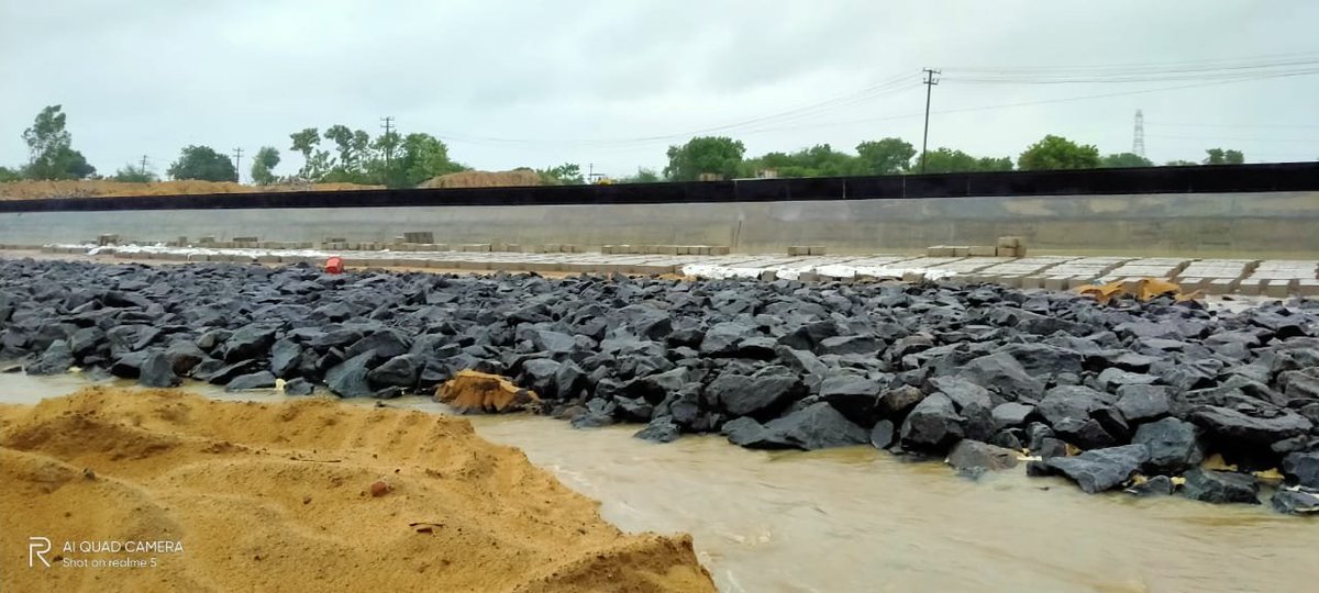 ChennaiRains's tweet photo. கடம்பத்தூர் அருகே பிஞ்சிவாக்கம் எனும் ஊரில்  இவ்வளவு அழகாக ஓடும் கூவம் நதி தான் #சென்னை வந்தவுடன் எப்படி மாறிவிடுகிறது. இதற்கு நாமும் தான் காரணம் அல்லவா.   புகைபடங்கள் @Naveen13736362 https://t.co/bcltYfiVBH