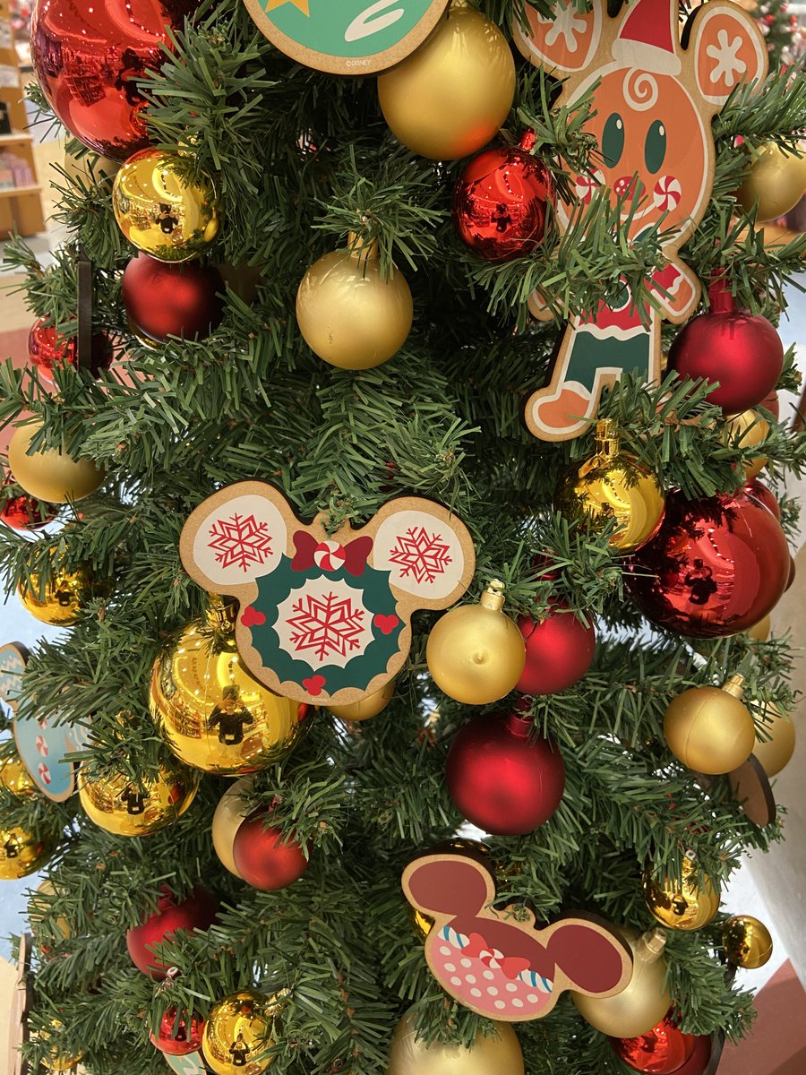 #ディズニーストア にもクリスマスがやってきました🎄
画像は東京ディズニーリゾート店のスペシャルデコレーション✨
全国のディズニーストアではクリスマスのプレゼント選びをお電話でも承り中🎁
詳細👉https://t.co/dndAhnjuKp
※一部対象外ストアあり https://t.co/YkuKKuXNVl