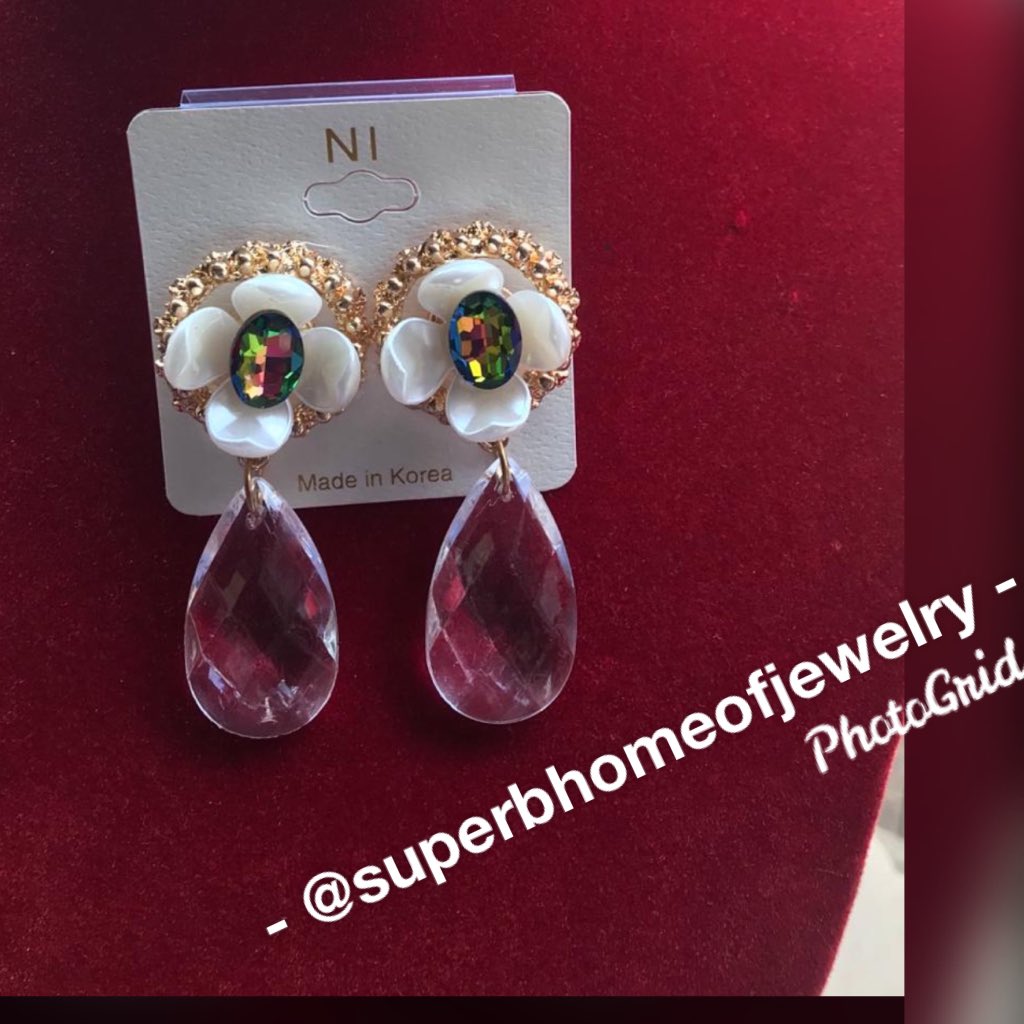Pamper your Ear with this lovely Earrings 🖕🏾
Available and Affordable 
Delivery is Nationwide 🌎 Fast and Reliable
Price: N1,500
What you see is what You Get 💯
#casualearring
#owambejewelryaccesories
