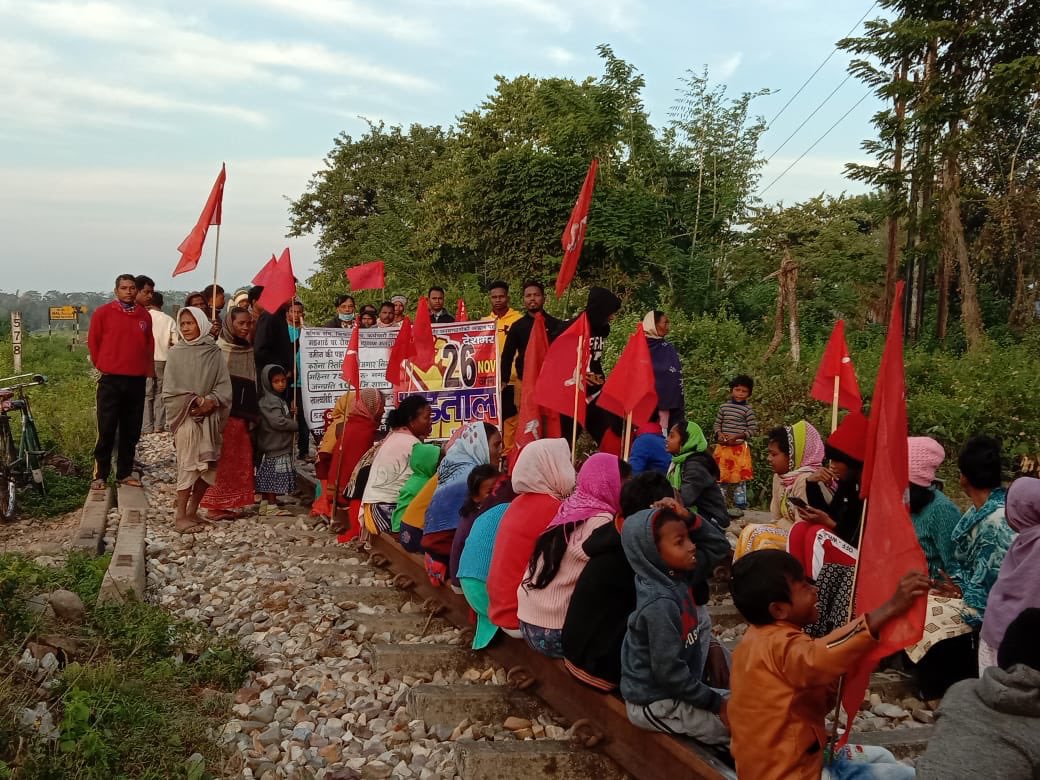cpimlliberation's tweet photo. #Nov26GeneralStrike | West Bengal 
Demonstrations in Soongachi Tea Estate and Moulali (kolkata) 

No to Privatisation! 
No to Anti-Labour codes! https://t.co/szFCOkaD1s