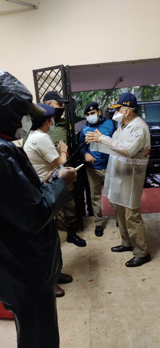 Ankit_v007's tweet photo. Eight Rescue Teams deployed  by #DakhshinBharatArea following requisition by #Puducherry civil authorities to undertake rescue  operations for #CycloneNivar.DGP Puducherry interacted with the columns. Army in touch with  government officials of #Puducherry #TamilNadu 
@adgpi https://t.co/YReyZvHRIV