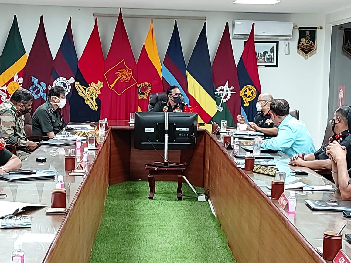 Ankit_v007's tweet photo. Eight Rescue Teams deployed  by #DakhshinBharatArea following requisition by #Puducherry civil authorities to undertake rescue  operations for #CycloneNivar.DGP Puducherry interacted with the columns. Army in touch with  government officials of #Puducherry #TamilNadu 
@adgpi https://t.co/YReyZvHRIV