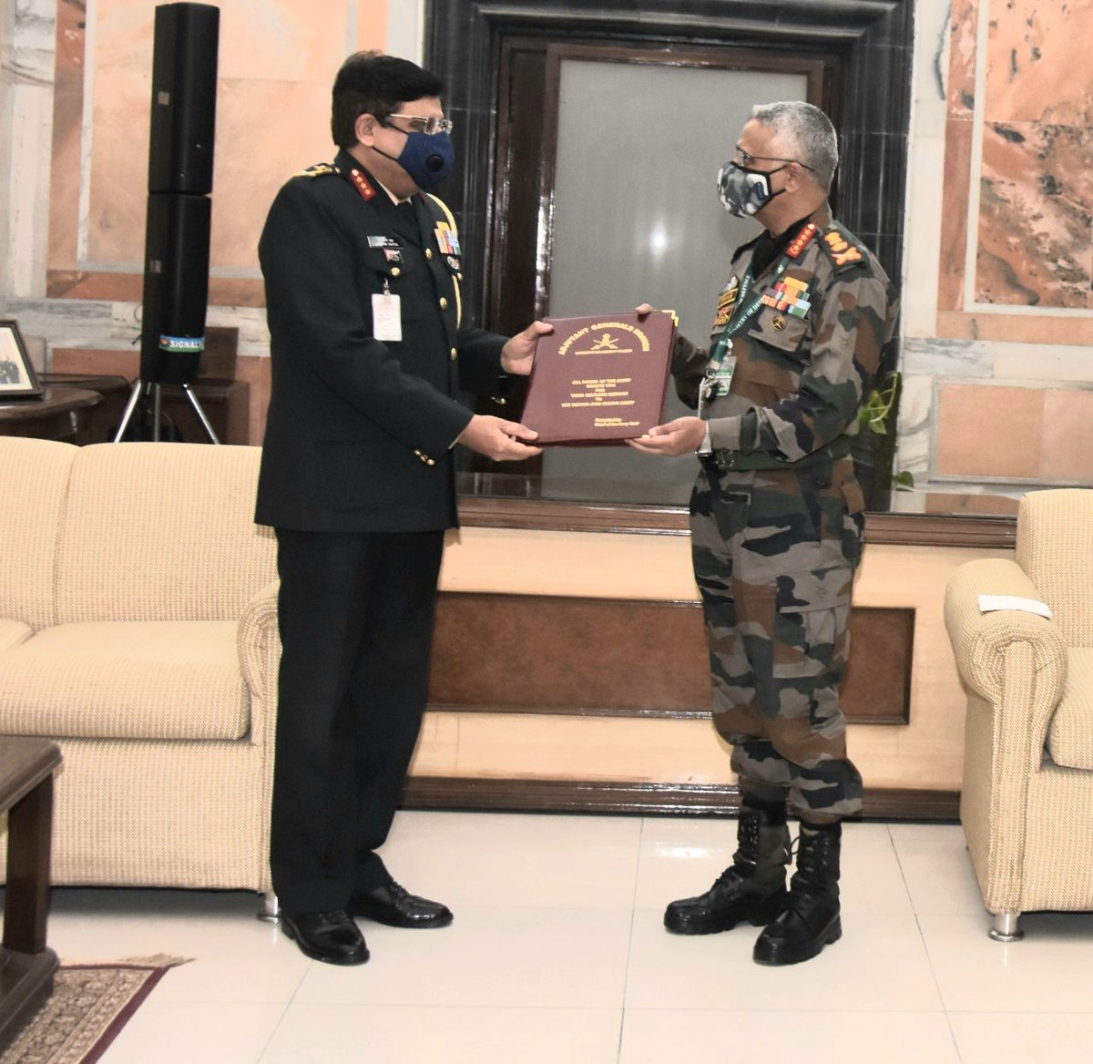 Ankit_v007's tweet photo. Retiring Officers’ Seminar was conducted today. Due to COVID protocols, Officers posted in Delhi only attended.
General MM Naravane #COAS commended all retiring Officers for their service to the Nation &amp; bid them adieu. The Officers will be superannuating on 30th Nov 2020. https://t.co/9mJmJdnoCR