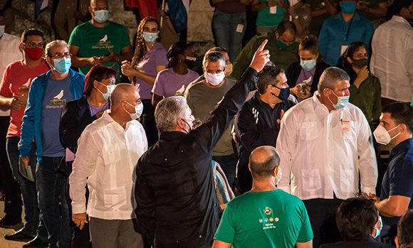 CAvilaRadio10's tweet photo. #FidelPorSiempre Las leyendas no se construyen: Fidel, una vez más, en la escalinata https://t.co/i18MJEMRoy @yeneyd2 @Feu_Unica @UNICACu @NelsonWuilmer   @FctGallardo @radio_cubana @radionline @Gg_2014Sandra @chamberohoy @CutinoMiladys @mtycubanita1 @nijutohe @companioni74 https://t.co/JEfd7S1yQ9