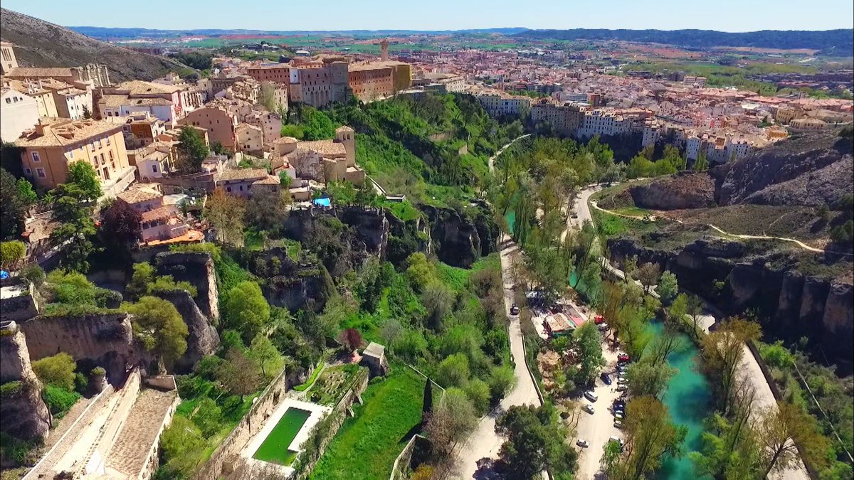 世界遺産 Di Twitter スペインの空中都市 断崖の上に築かれたクエンカです 街の下をエメラルド色の川が流れます この川が街の成り立ちと関わっているのです 世界遺産 スペイン クエンカ エメラルド