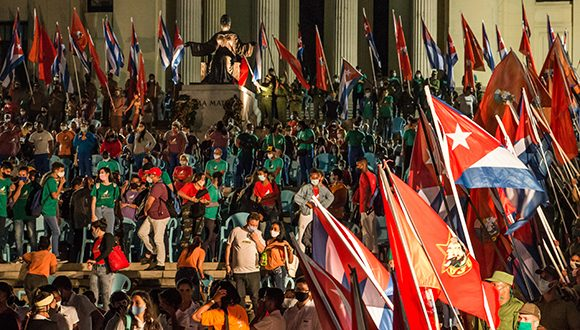 CAvilaRadio10's tweet photo. #FidelPorSiempre Las leyendas no se construyen: Fidel, una vez más, en la escalinata https://t.co/i18MJEMRoy @yeneyd2 @Feu_Unica @UNICACu @NelsonWuilmer   @FctGallardo @radio_cubana @radionline @Gg_2014Sandra @chamberohoy @CutinoMiladys @mtycubanita1 @nijutohe @companioni74 https://t.co/JEfd7S1yQ9