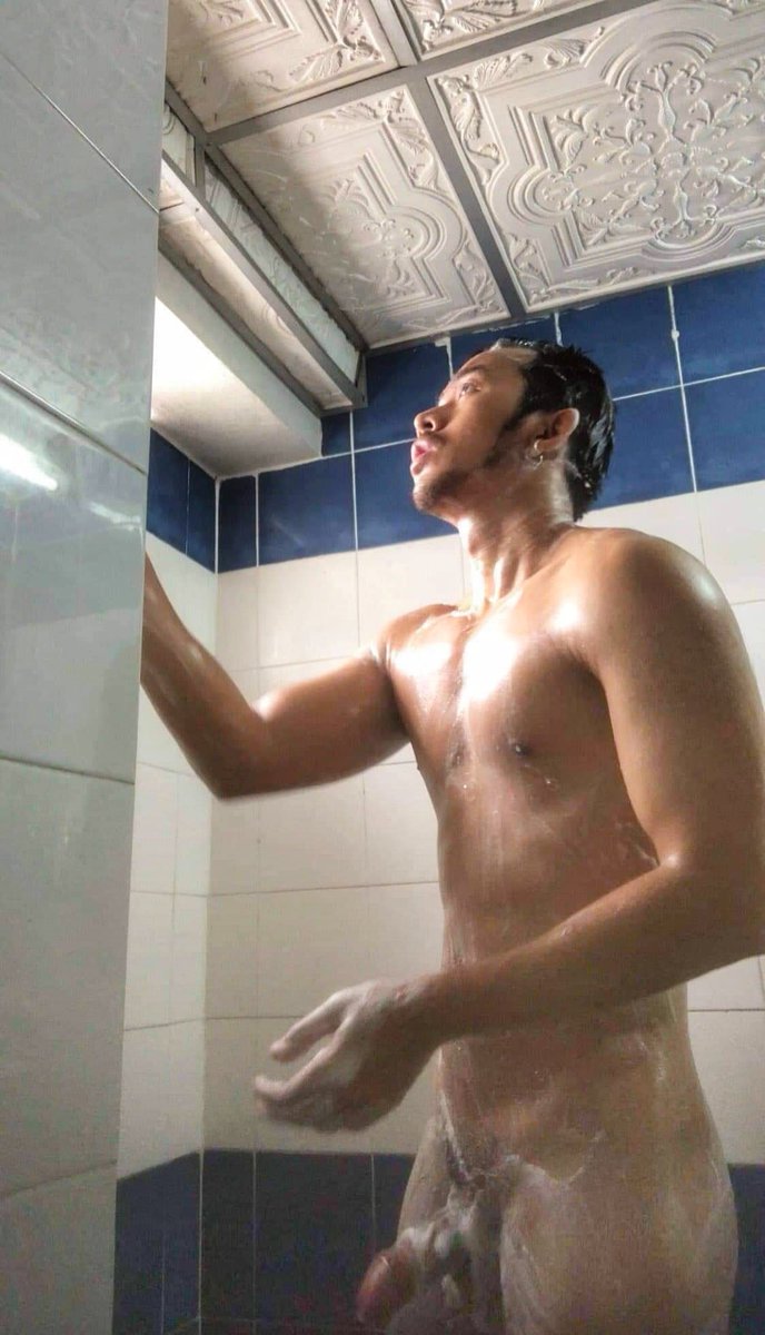 BisexualGuy18's tweet photo. ချမ်းမင်း လေးက bအထန်လေးထင်ပါတယ် 🤔😬 https://t.co/ZI8QgnGqRl