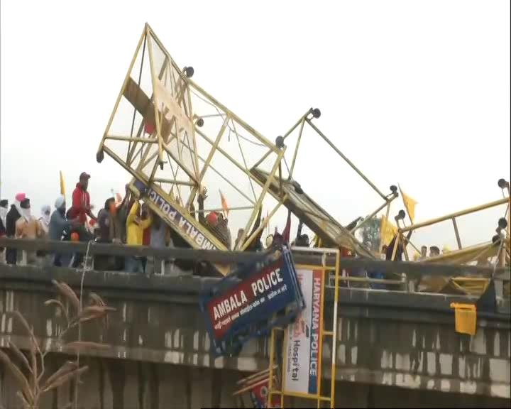 ndtv's tweet photo. On Haryana Bridge, Tear Gas On Farmers, Barricades Flung Into River https://t.co/CZQbdOCQeo https://t.co/TZLXdQct47