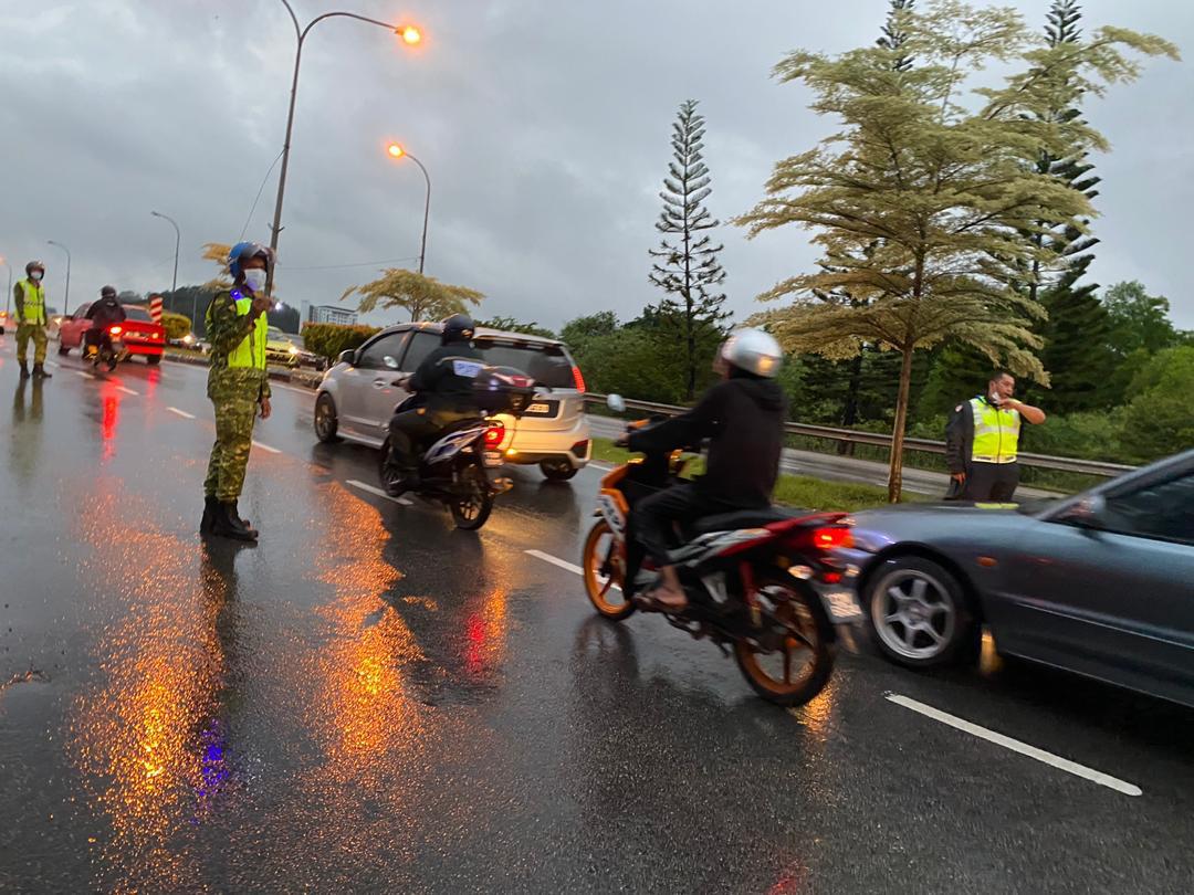 relaterengganu's tweet photo. Anggota @RELA_Kemaman &amp; @PDRMsia bertindak pantas mengawal lalulintas di lokasi kemalangan yg melibatkan 7 buah kenderaan di Jambatan Geliga, Kemaman, semasa rondaan PKPP.
@KDNPUTRAJAYA
@relamalaysia
@yahyakgc @RazibSRBrians
@MiroIkwe
#23112020
#KitaJagaKita
#setiaBerbakti https://t.co/SfKjk2BBHS