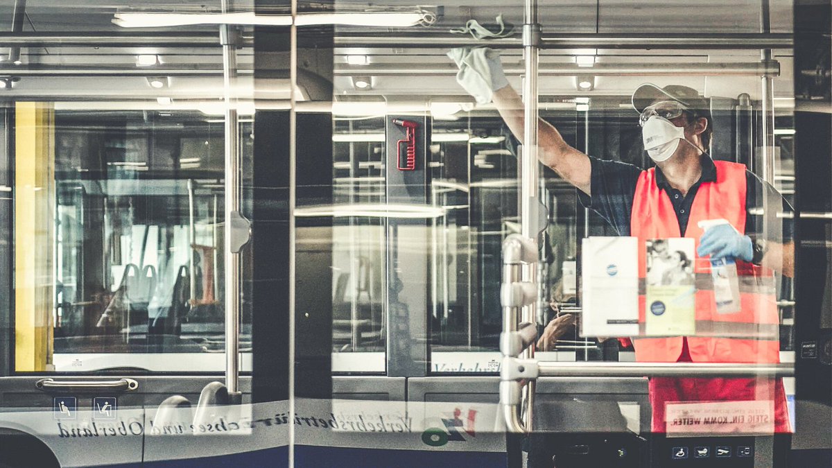 zvv's tweet photo. 2020 war für die Verkehrsbetriebe im ZVV mit vielen neuen Aufgaben verbunden. Heute möchten wir ihrem Personal deshalb einfach mal ein ganz grosses Lob und „Dankeschön“ aussprechen! Dank ihrem täglichen Einsatz funktioniert der öV auch in diesen herausfordernden Zeiten. https://t.co/tvb5BXH3ju