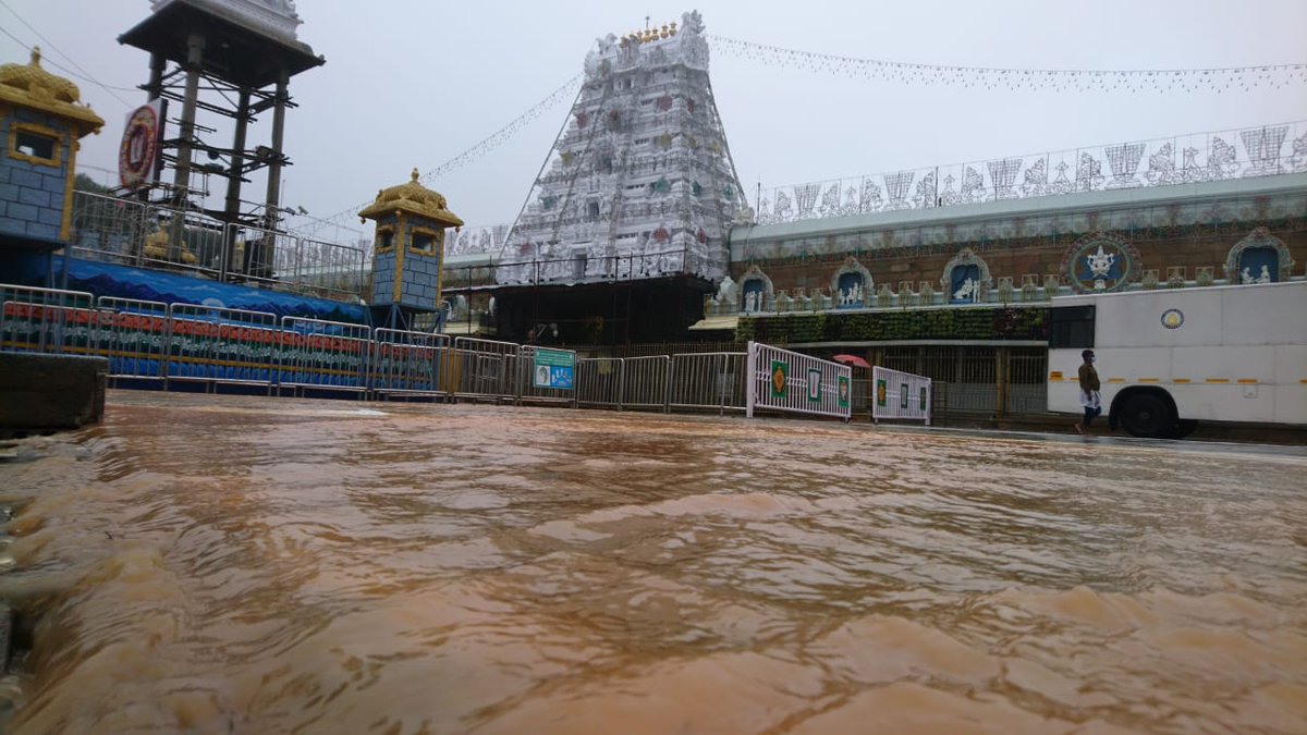 TNIE Andhra Pradesh on Twitter: "#CycloneNivarUpdate Heavy rains lashed # Tirumala under impact of #CycloneNivar. Four mada streets flooded with rain  water. Steps taken to drain the stagnant water @NewIndianXpress  https://t.co/OYrAwj7kzh" / Twitter