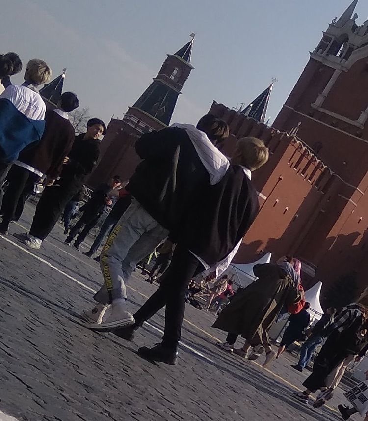 __minmini__'s tweet photo. Вы тоже не забываете, что BTS когда то приехали в Россию, и решили больше туда не приезжать...никогда😭 
#BTSV #BTS #방탄소년단 #ALLINVOTINGFORBTS  #BTSfromRussia @BTS_twt https://t.co/TBbUulpX0Y