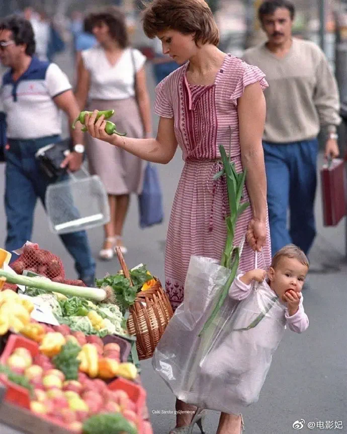 子供を買い物袋に入れて市場で買い物していたお母さん・娘が30年後に同じ写真を・・・。袋に子供とはすごいｗｗｗ