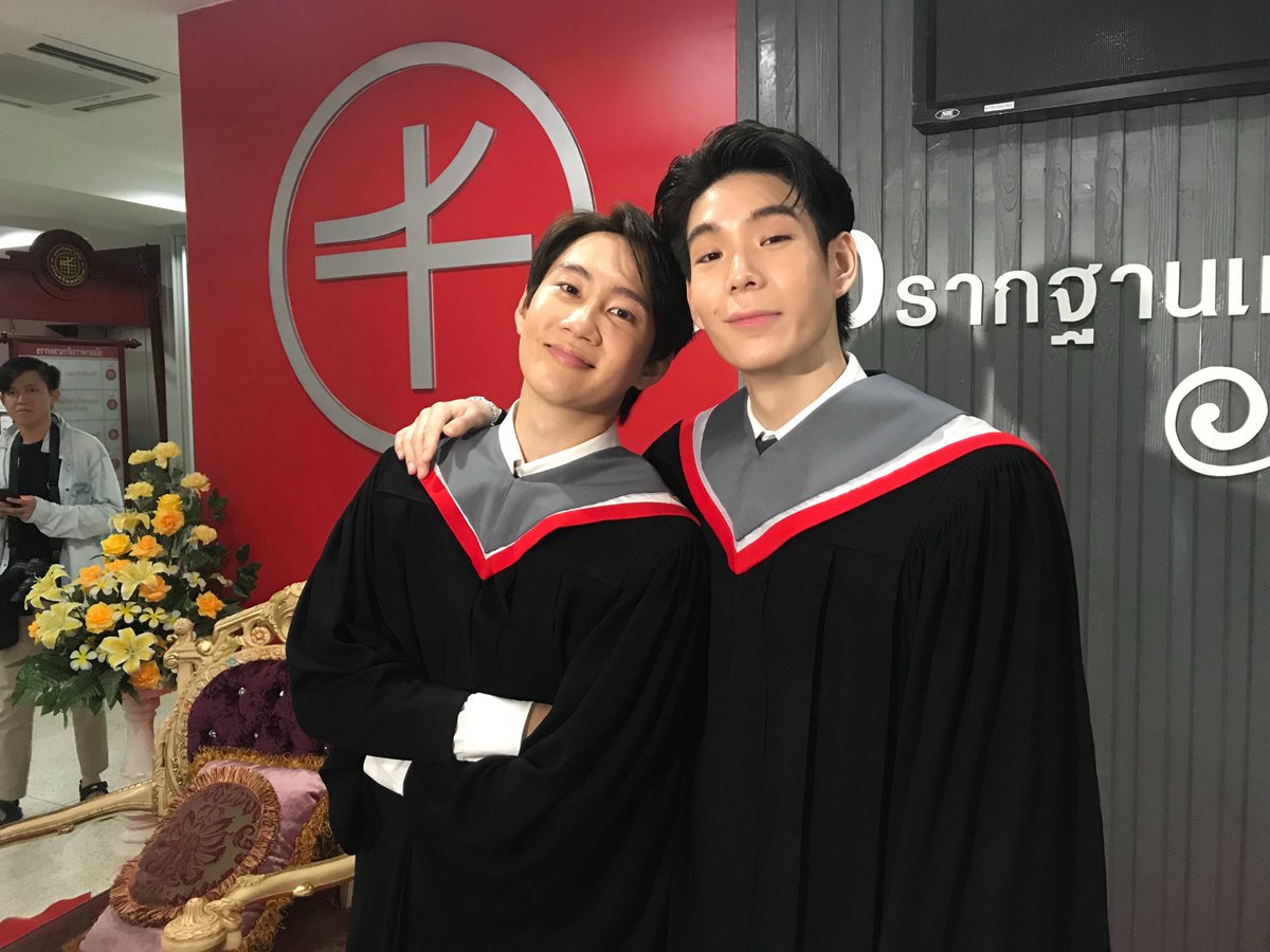 CCaptainstories's tweet photo. “กัปตัน-เจเจ” เปิดใจกว่าจะเรียนจบ หนักพอตัว โอดงานเงียบ หลังเรียนจบช่วงโควิด-19 https://t.co/crGkWMVvEl 

#CAPTAINchonlathorn 
#jaylerr
#CAPTAINsGraduation
#JAYLERRsGraduation https://t.co/3jAd36LWQq