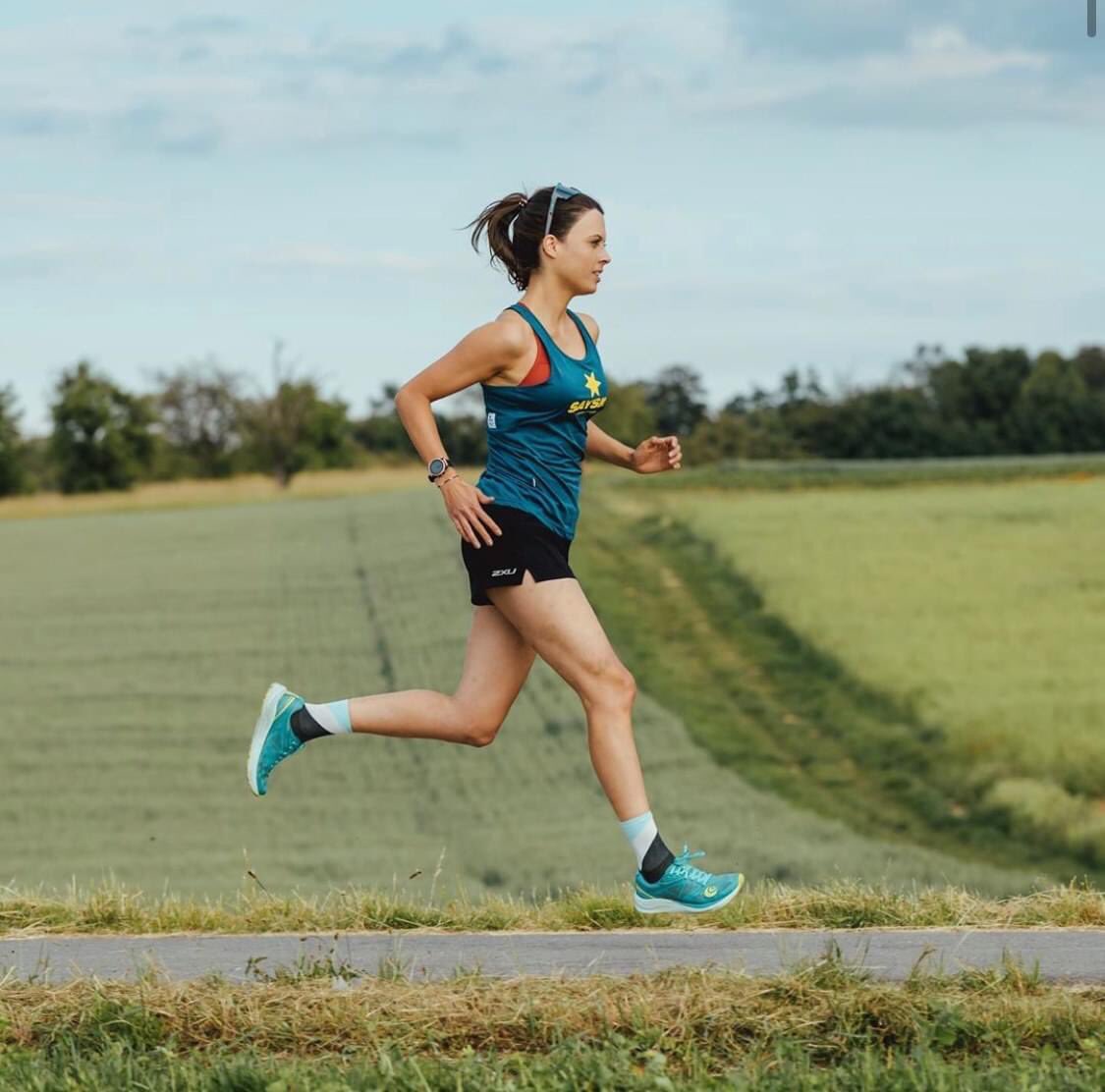 Running towards the holiday weekend like..
#inpursuitofawe #movebetter
📸: @__shemoves / @marcelhilger
Credit: TOPO Athletic