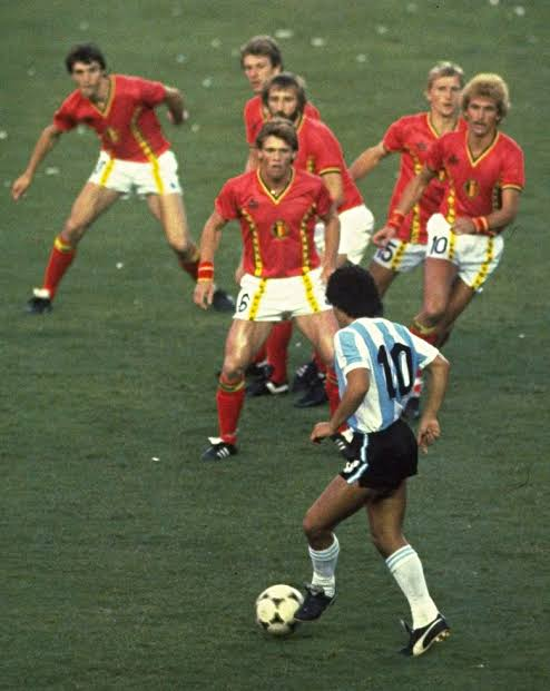 MuratNesimoglu's tweet photo. Bir Maradona geldi geçti... Biz yaştakiler 1986 Dünya Kupasında o kadar sevmiştik ki kendisini, sonra olanlar pek de etkilememişti "10" numaraya olan sevgimizi https://t.co/0hs4QwFzBq