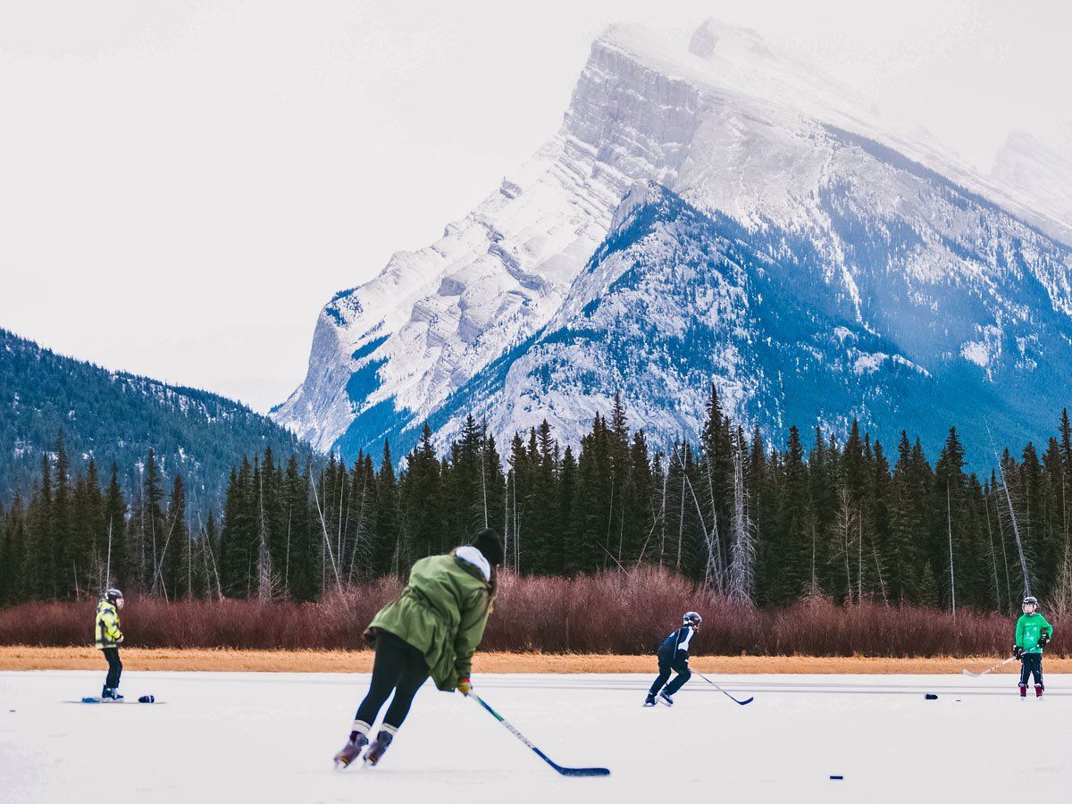 10Adventures's tweet photo. Instead of cozying up indoors, grab your boots, mittens, toque, skis, snowshoes, and throw everything in your car and get ready for some #Banff #winter activities. This article shares the best outdoor winter activities around Banff: https://t.co/KUyPkWQT0d https://t.co/rtDIE2tIDV