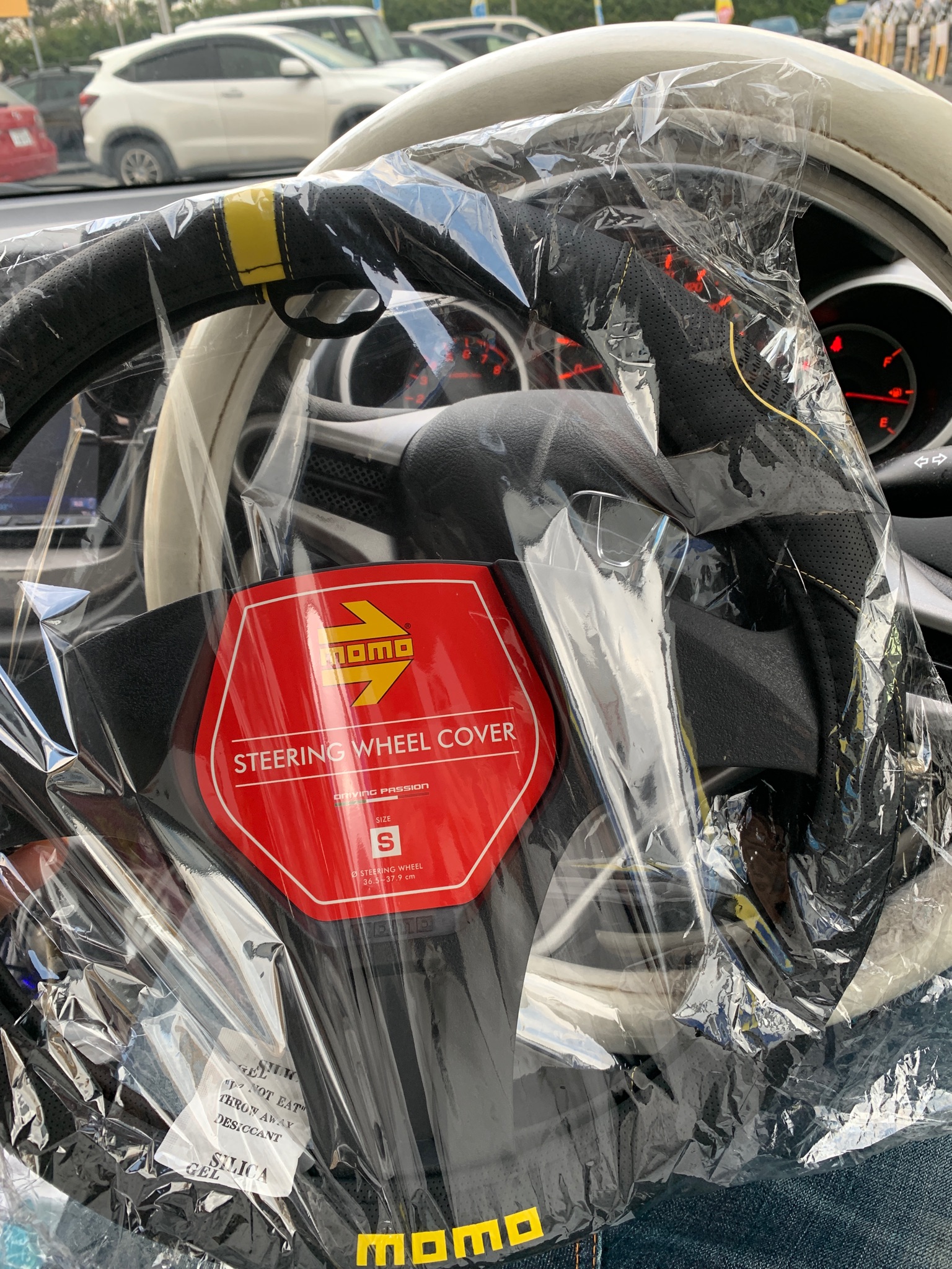 白狐 しろきつね Timer ハンドルカバー買いにイエローハットに行ったらmomoのハンドルカバーに一目惚れしちまった レガシィの純正ハンドルがmomoだったからつい