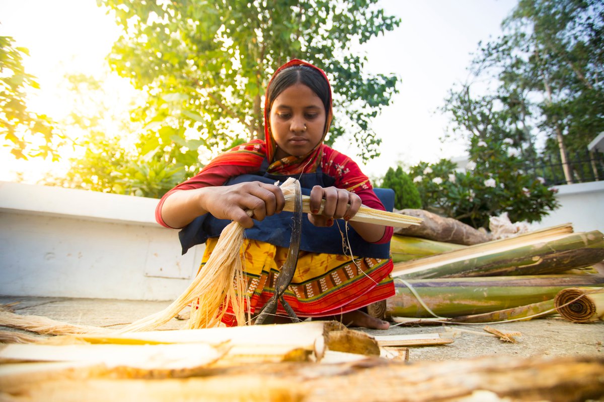 MicroSave's tweet photo. Women are behind men in economic response and digital adoption. 34% women reported the burden of unpaid domestic work rising. Policymakers need to work harder to tackle the enormous impact of the pandemic on women. Full report: https://t.co/OcuDDoO7DQ #LMI #Gender #MSCAnalytics https://t.co/b2wGJ4WIkv