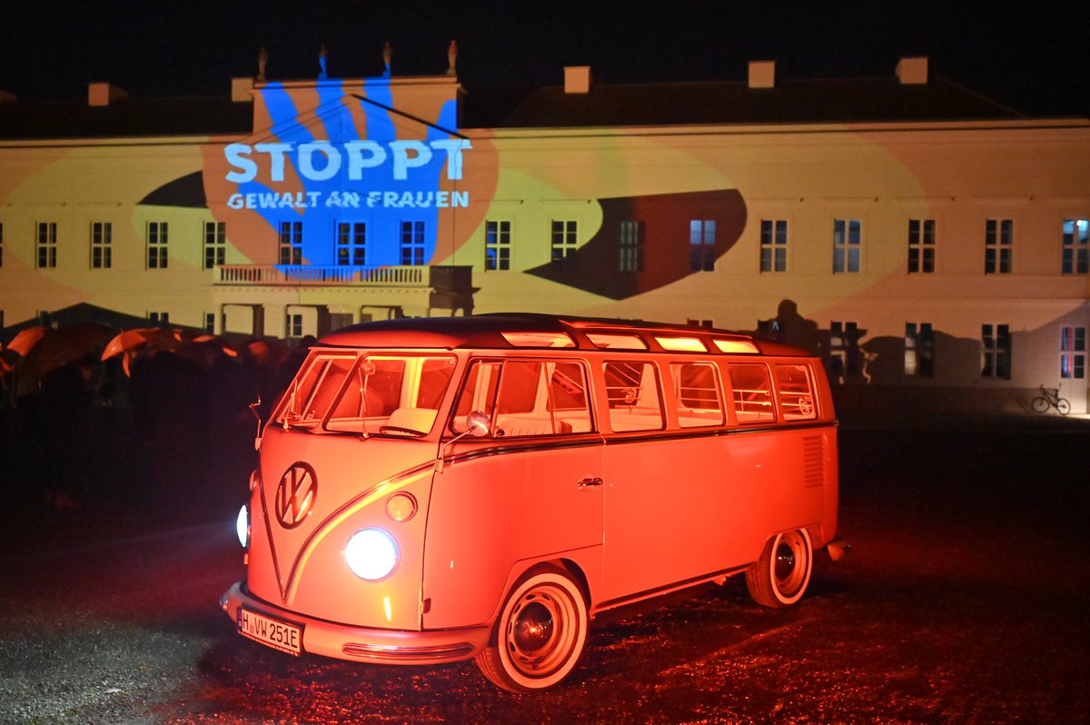 tbs_slzmnn's tweet photo. #VWNutzfahrzeuge setzt an den #OrangeDays mit vielen anderen Organisationen, Menschen und Unternehmen ein Zeichen! Bei der Demo-Aktion #OrangeWay in #Hannover war unser #eBulli der Hingucker! https://t.co/Bcl7wpvE7Q