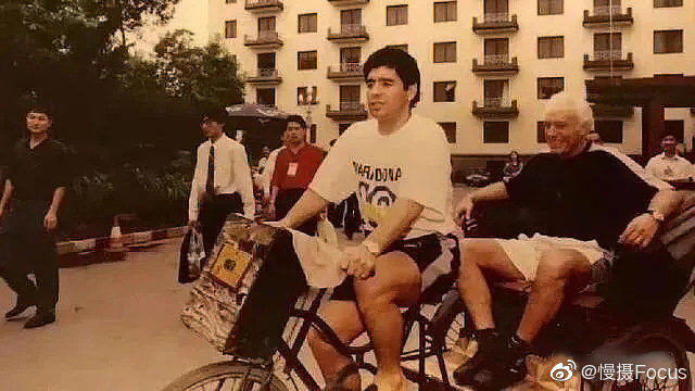 מראדונה ובוקה הגיעו לסין ב1996 והשתתפו במשחקי ראווה בבייג'ינג וצ'נגדו; התמונה המפורסמת ביותר מהביקור היחיד שלו כשחקן פעיל בסין היא לא ממגרש הכדורגל, הטיפוס על החומה או פגישה עם בכירי המפלגה ואוהדים, אלא רגע אחד מחוץ למלון בצ'נגדו, בו יצא רכוב על ריקשה לסיבוב ברחבי העיר