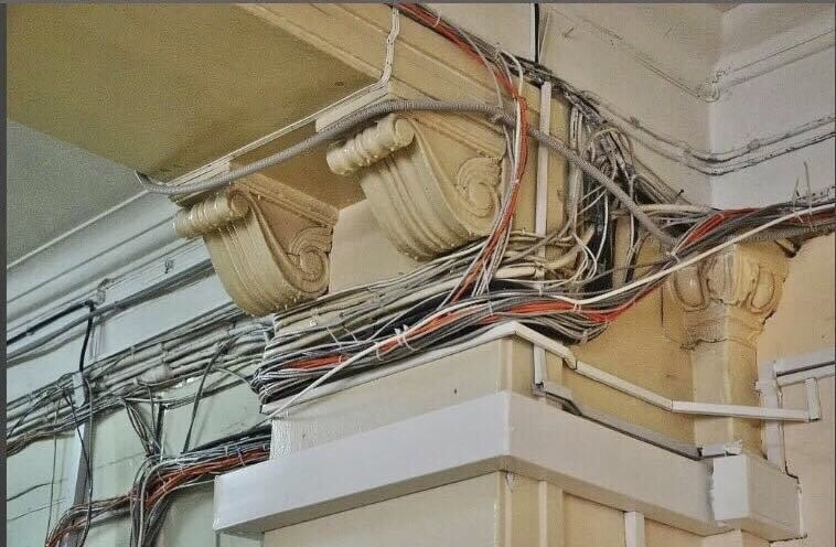 bigred3d's tweet photo. I like how all the detail is up high, out of the players view.
Have you heard of environmental storytelling?
#environmentart #cables #environmentalstorytelling #gameart #gamedev #splines #3dplugins #oldvsnew #ididnttakethispicture https://t.co/yQlaOxAWeK