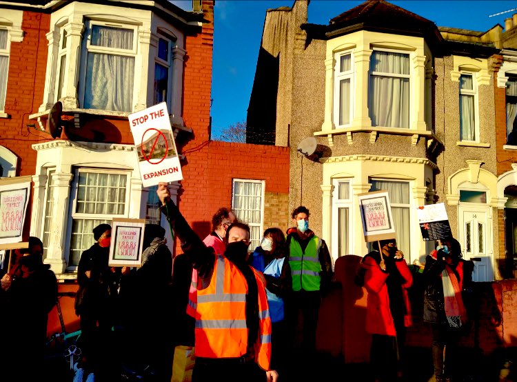 BethHM3's tweet photo. Back again today from 7:30. Join us at Browning Road entrance from 8am! #protectlittleilford &amp; protect the education and wellbeing of working class students in East London. @TimAldridgeDCS @Team_Timms @rokhsanafiaz @NewhamLondon https://t.co/YbzMyGO2sk