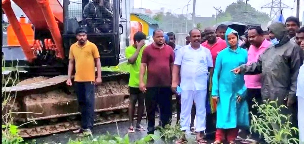 PBenjaminoffl's tweet photo. "நிவர் புயல்" காரணமாக கனமழை பெய்து வரும் நிலையில் மதுரவாயல் சட்டமன்ற தொகுதிக்கு உட்பட்ட பல்வேறு இடங்களில் மழைநீர் தேங்கிய மற்றும் மரங்கள் விழுந்த இடங்களை நேரில் சென்று பார்வையிட்டு, ஆய்வு மேற்கொண்டேன்.

#NivarCycloneUpdate #Nivar https://t.co/3bCFAA4HQ9