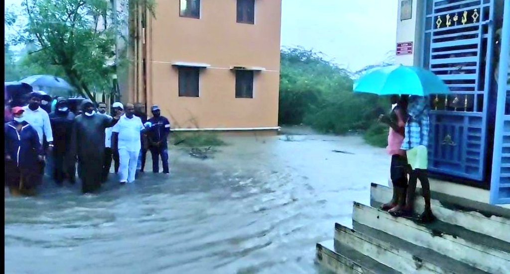 PBenjaminoffl's tweet photo. "நிவர் புயல்" காரணமாக கனமழை பெய்து வரும் நிலையில் மதுரவாயல் சட்டமன்ற தொகுதிக்கு உட்பட்ட பல்வேறு இடங்களில் மழைநீர் தேங்கிய மற்றும் மரங்கள் விழுந்த இடங்களை நேரில் சென்று பார்வையிட்டு, ஆய்வு மேற்கொண்டேன்.

#NivarCycloneUpdate #Nivar https://t.co/3bCFAA4HQ9
