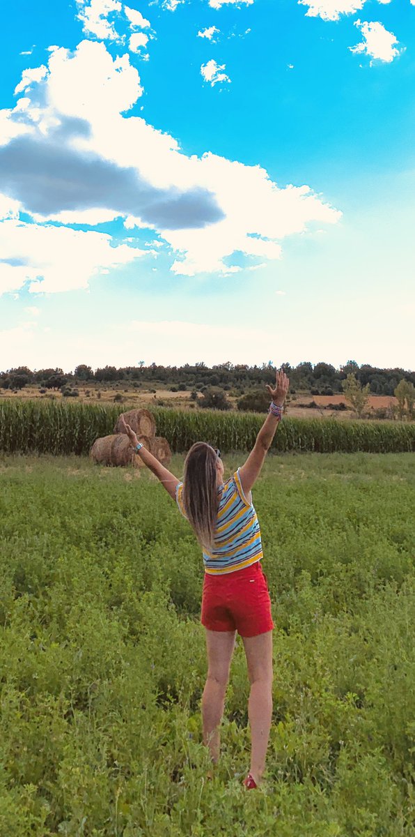mamaal2blog's tweet image. Esta foto se hizo este verano, cuando estábamos en el pueblo. Mientras la hacíamos siempre pensé:-Ana, disfruta este momento, tardarás en volver ... y cierto, hoy echo muchísimo de menos esos momentos! #mifamilia #mihogar #misraices