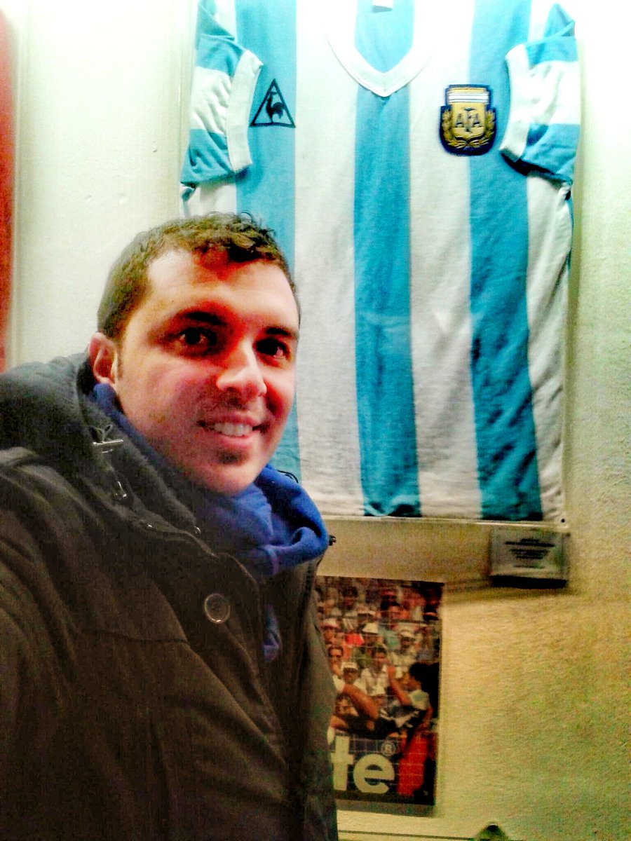 vcappelluzzo's tweet photo. Maradona era umano e noi non lo sapevamo, non ci volevamo credere...
•
"Voglio diventare l'idolo dei ragazzi poveri di Napoli, perché loro sono come ero io a Buenos Aires".
#maradona #AD10S #D10S #diodelcalcio #diego https://t.co/uPbfj2JAKZ