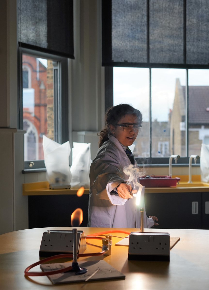 MaidaValeSci's tweet photo. Year 7 observing the chemical reaction that occurs when burning magnesium! #MaidaValeScience #chemistry https://t.co/mgBknRphA0