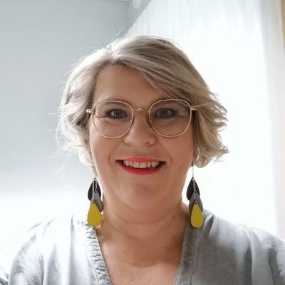 Innokyla's tweet photo. Palvelukokonaisuuksien ja -ketjujen käsikirja syntyi yhteiskehittämisen tuloksena moniammatillisessa verkostossa. @mlyytikai kertoo blogissaan kehittämisen ja vertaisoppimisen prosessista ja miten uunituoretta käsikirjaa voi hyödyntää ➡️https://t.co/gLGO07VJ4j #yhteiskehittäminen https://t.co/mtXRgsJkmo