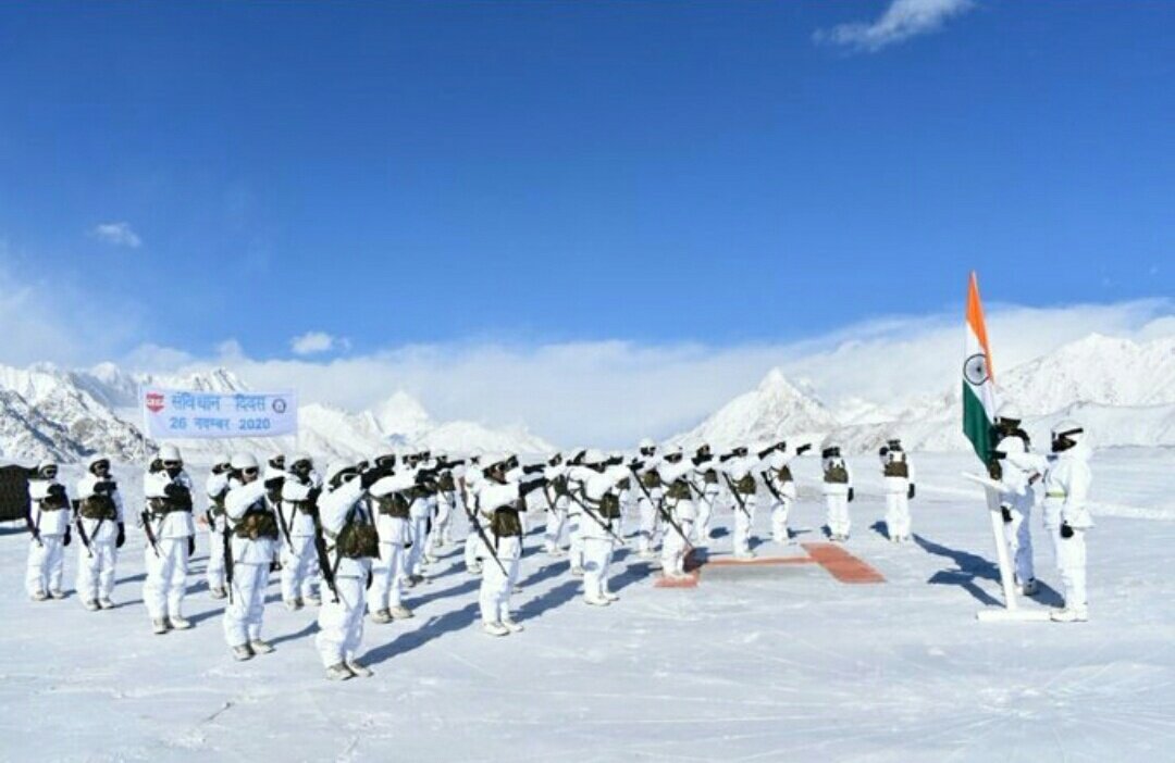 SaamanaOnline's tweet photo. जगातील सर्वात उंच युद्धक्षेत्र (20 हजार फूट) सियाचीन येथे हिंदुस्थानच्या जवानांनी उणे तापमानात 'संविधान दिन' साजरा केला. या जवानांना कडक सॅल्युट.
#जयहिंद🇮🇳 #संविधानदिन https://t.co/A8ZBnHUlHb