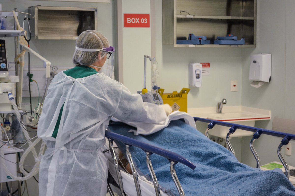 Prefeitura_POA's tweet photo. Prefeitura monitora pandemia e reativa leitos de UTI para Covid-19. 
Inicialmente, serão mais oito leitos no Hospital de Clínicas e 20 no Vila Nova. Outros 20 leitos de enfermaria foram também reativados já na semana passada no Hospital Conceição: https://t.co/SctjPEISMG https://t.co/VFi4J3jzzm