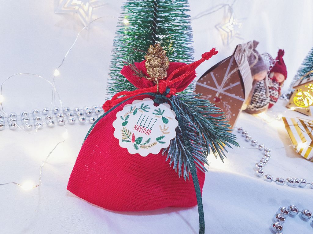 regalosclase's tweet photo. 🎄 En #RegalosClase 🎁 hemos preparado una gran selección de productos de decoración navideña, además de nuestros detalles y regalos personalizados 🎅 para esta época del año.

#Orihuela #VegaBaja #regalo #navidad #regalosnavidad #gift #christmasdecor #christmasgifts https://t.co/XqLt0SuuQW